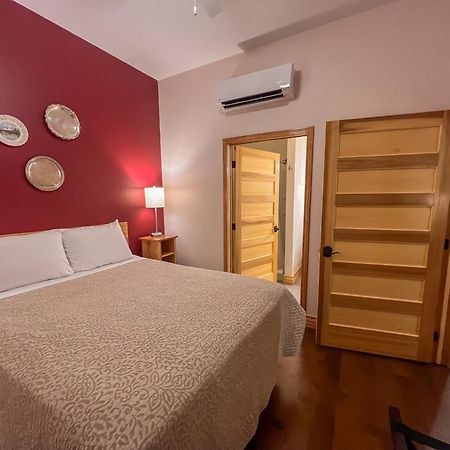 Goldfinch Suites Elkader Eksteriør billede